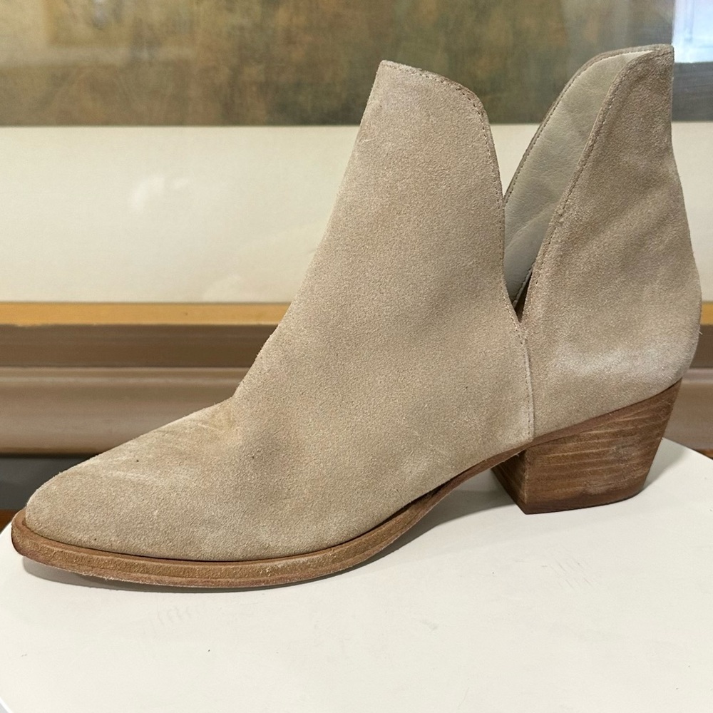 🌸FREE PEOPLE🌸 Charm Double V Camel Suede Ankle Boot Size: 36.5 - Picture 3 of 14